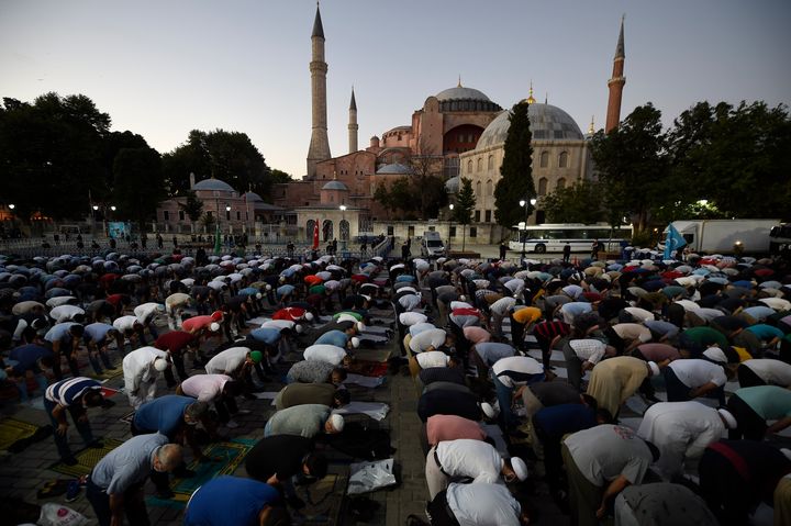 Μουσουλμάνοι έξω από την Αγία Σοφία λίγο μετά την απόφαση του Ερντογάν να την μετατρέψει σε τζαμί (AP Photo/Emrah Gurel)