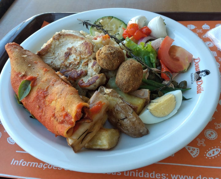 Minha primeira refeição em restaurante por quilo após relaxamento de regras em São Paulo.