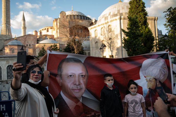 H κίνηση Ερντογάν aπευθύνεται στο εσωτερικό της Τουρκίας, όπου η θρησκεία και ο φόβος είναι πια τα μέσα για την διατήρηση της εξουσίας. 