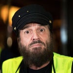 Pourquoi Francis Lalanne attaque 