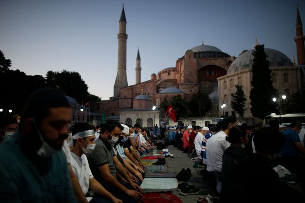 Μουσουλμάνοι προσεύχονται έξω από την Αγία Σοφία μετά την έκδοση της απόφασης (10 Ιουλίου 2020)
