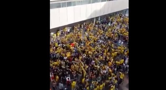 Aficionados del Cádiz junto al Ramón de Carranza antes del partido ante el