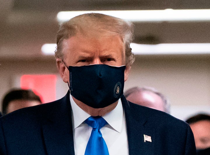 US President Donald Trump wears a mask as he visits Walter Reed National Military Medical Center in Bethesda, Maryland' on July 11, 2020. (Photo by ALEX EDELMAN / AFP) (Photo by ALEX EDELMAN/AFP via Getty Images)