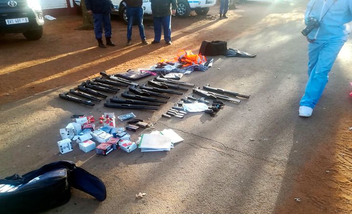 Οι αρχές κατάσχεσαν 34 πυροβόλα όπλα. 