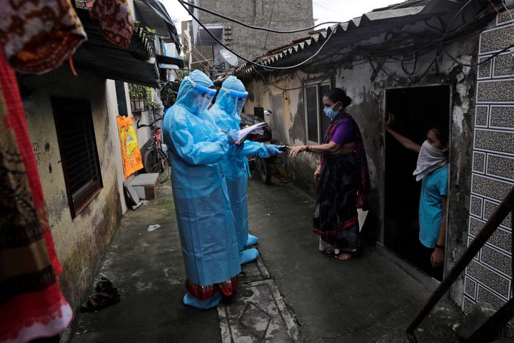 Πόρτα-πόρτα πηγαίνουν οι εργαζόμενοι στον τομέα της Υγείας στο Μουμπάι της Ινδίας. 