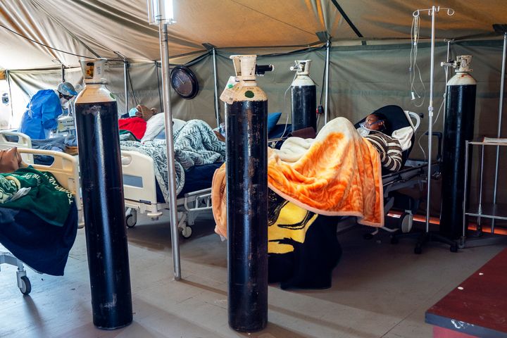 Ασθενείς με Covid-19 σε αυτοσχέδιο νοσοκομείο στην Πρετόρια της Νοτίου Αφρικής.