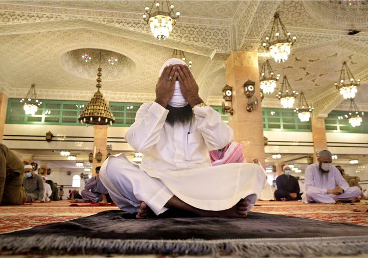 Προσευχή πιστού στη Σαουδική Αραβία. 