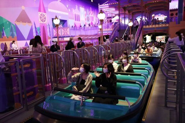 東京ディズニーランドの『イッツ・ア・スモール・ワールド』。座席の間隔をあけたうえで来園者を案内し乗船させている