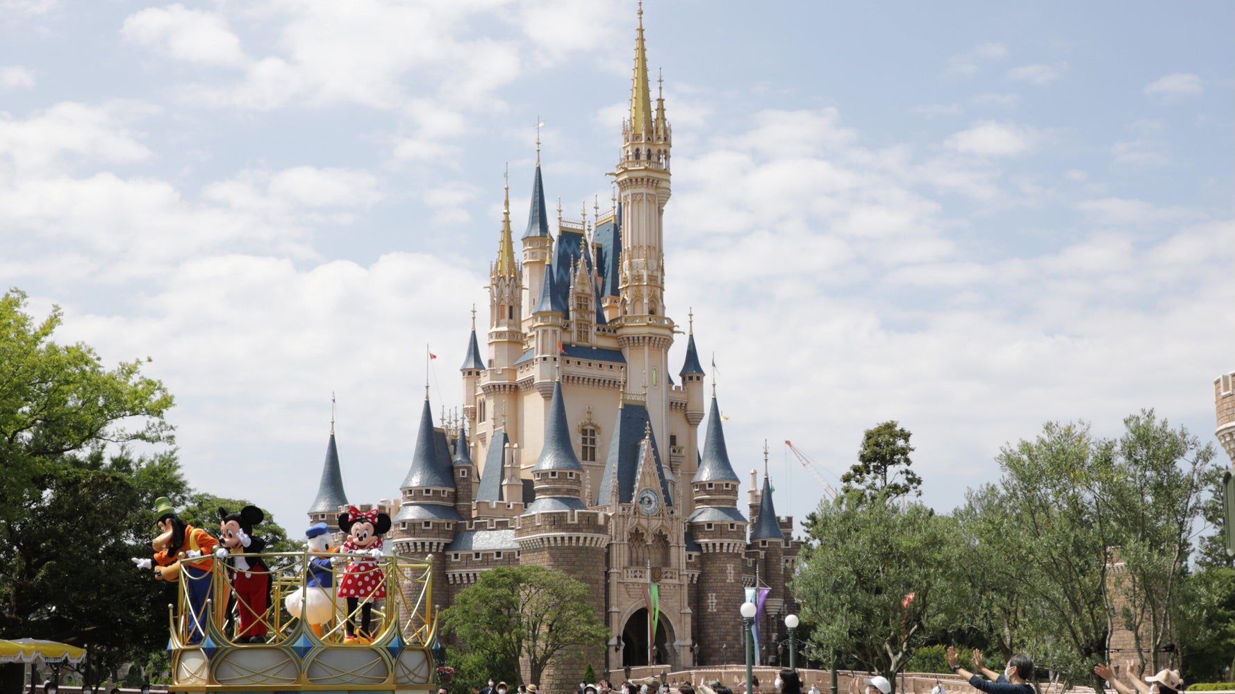 東京ディズニーランド シー再開 働くキャストも涙 ミッキーとミニーは ソーシャルディスタンス アトラクの待ち時間は ハフポスト 東京ディズニーランド シー再開 働くキャストも涙 ミッキーとミニーは ソーシャルディスタンス アトラクの待ち時間は ハフポスト