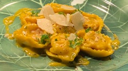 Tortelini rellenos de tomates secos sobre crema de