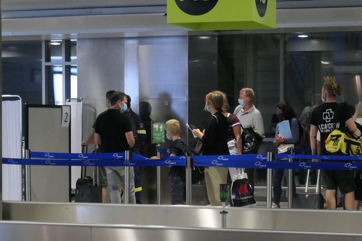 Ελεγχοι σε ταξιδιώτες στο Αεροδρόμιο Μακεδονία.