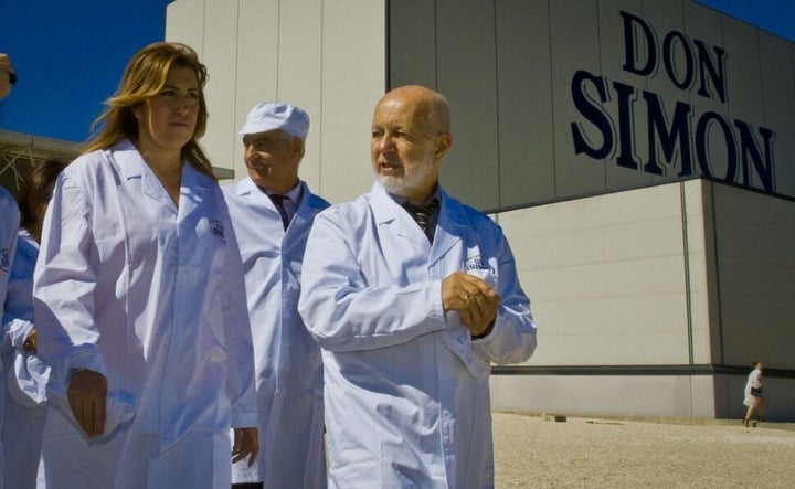 La entonces presidenta de Andalucía, Susana Díaz, con el empresario José García Carrión, en una visita a una planta de Don Simón.