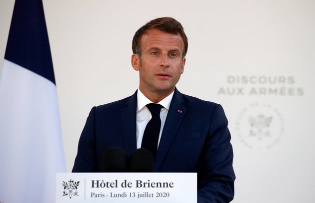 Avant Le 14 Juillet Macron Salue L Engagement Des Armees Pendant La Crise Sanitaire Le Huffpost