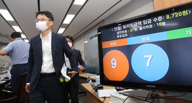 박준식 최저임금위원회 위원장이 14일 정부세종청사 고용노동부 내 최저임금위원회 전원회의장에서 열린 제9차 전원회의 결과 브리핑을 마친 뒤 회의장 밖으로 이동하고