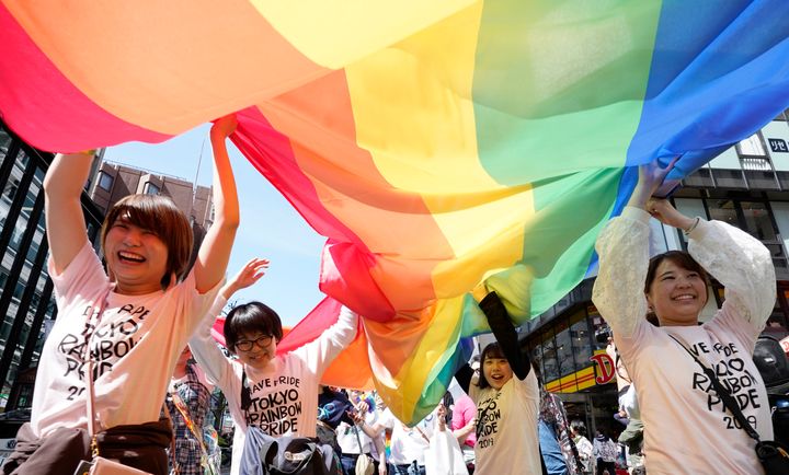 「東京レインボープライド」で東京・渋谷の街をパレードする人たち。多様な性への理解を呼びかけるパレードの動きは全国に広がっている（2019年4月）