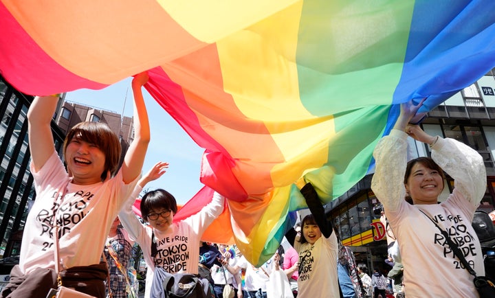 「東京レインボープライド」で東京・渋谷の街をパレードする人たち。多様な性への理解を呼びかけるパレードの動きは全国に広がっている（2019年4月）