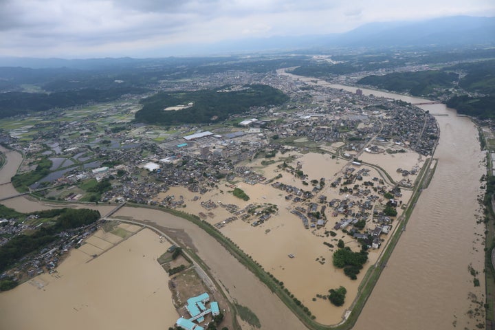 記録的な大雨の影響で冠水した人吉市街。右に流れるのが球磨川 撮影日：2020年07月04日