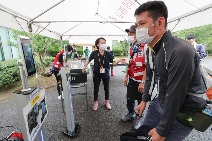 新型コロナウイルス感染防止のため、ボランティアセンターでは検温が実施され、参加は県内在住者に限られた 撮影日：2020年07月10日、熊本県人吉市