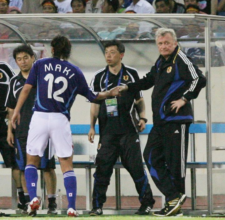 アジア杯1次リーグで、2得点した巻誠一郎選手と、ねぎらう日本代表のイビチャ・オシム監督（当時）撮影日：2007年07月16日