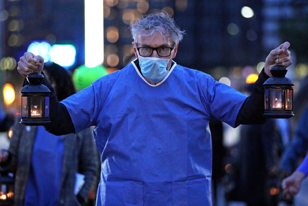 Από την αγρυπνία ιατρικού και νοσηλευτικού προσωπικού του νοσοκομείου St. Thomas για τους νεκρούς από κορονοϊό (Γέφυρα Γουεστμίνστερ, Αγγλία, 3 Ιουλίου)