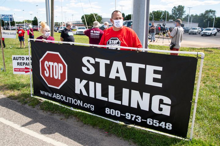 Διαδηλωτές εναντίον της εκτέλεσης του Λη (AP Photo/Michael Conroy).