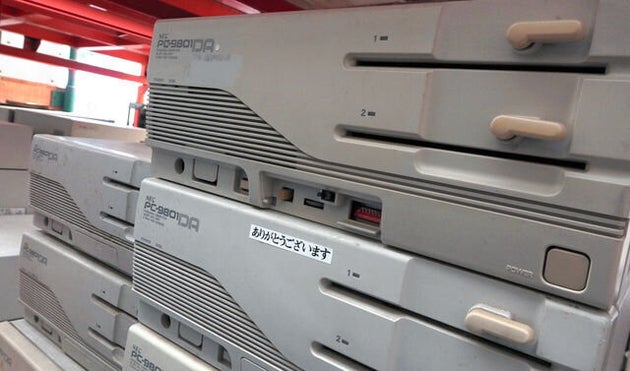 倉庫に積み上げられた1991年発売のPC-9801DA。全盛期のハードでタマ数も多い