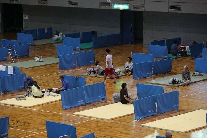 密集を避けるために距離を置いて設置された避難所の居住スペース 撮影日：2020年07月05日、熊本県人吉市