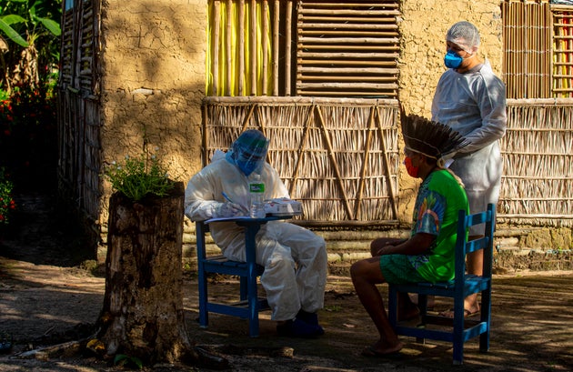 Υγειονομικό προσωπικό υποβάλλει σε τεστ τον αρχηγό της φυλής των Κουνουρουάνα στη Βραζιλία.