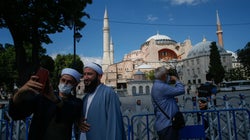Ανοικτή στους επισκέπτες η Αγία Σοφία, στο σκοτάδι εικόνες και αγιογραφίες τις ώρες της