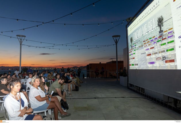 «Σινεμά με Θέα» για έκτη συνεχή χρονιά από το Φεστιβάλ Κινηματογράφου Θεσσαλονίκης στην οροφή του κτιρίου Μ2 του Μεγάρου Μουσικής, με θέα στο Θερμαϊκό Κόλπο.