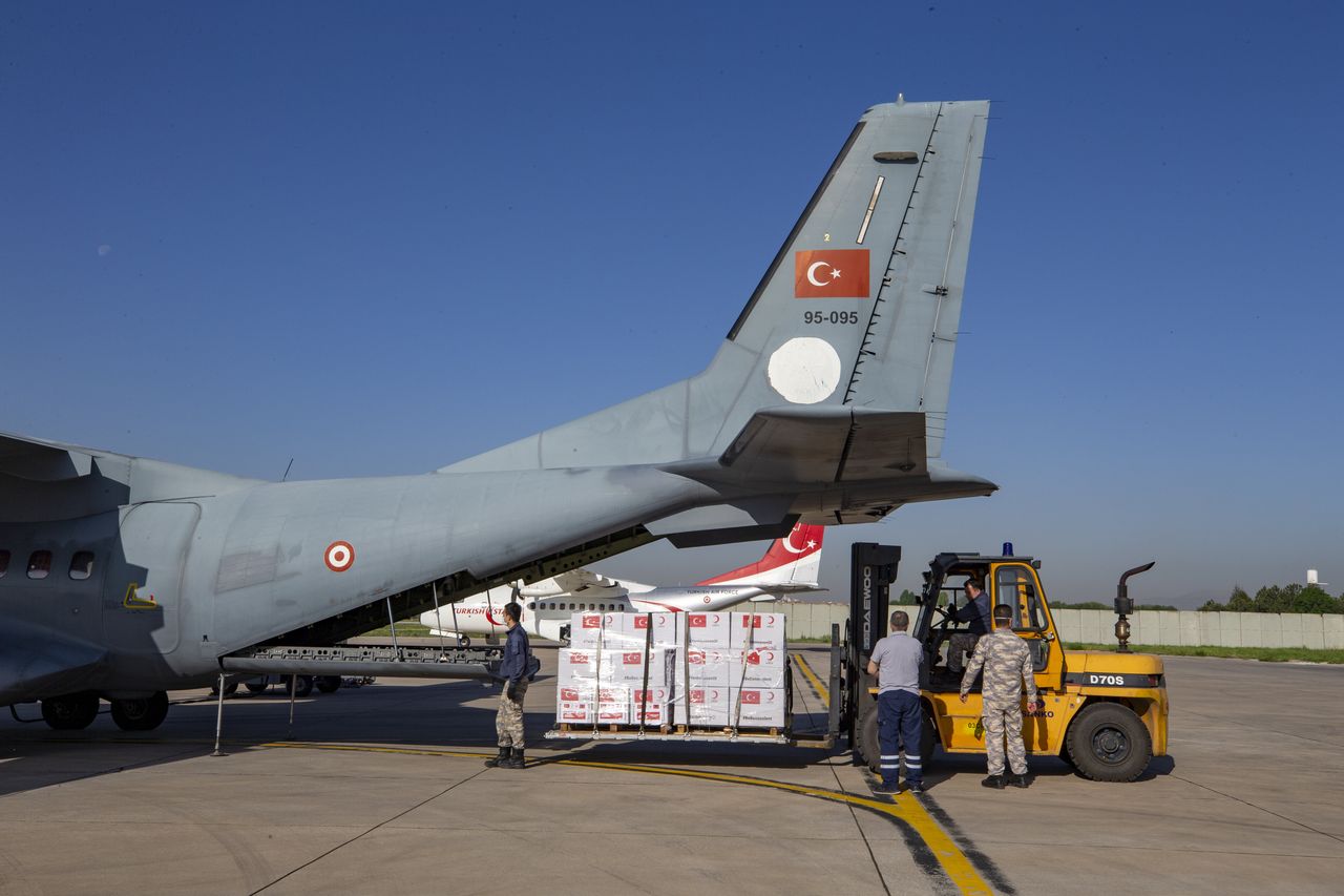 Φωτογραφία αρχείου 12 Μαΐου 2020: Αεροσκάφος της τουρκικής πολεμικής αεροπορίας μεταφέρει ιατροφαρμακευτική βοήθεια στην Αλβανία και στη Βόρεια Μακεδονία.(Photo by Aytac Unal/Anadolu Agency via Getty Images)