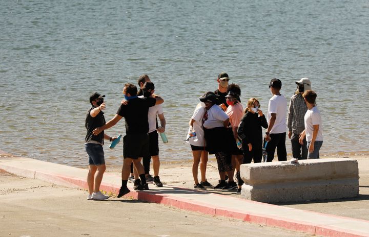 Ηθοποιοί της σειράς "Glee" και φίλοι κρατούν τα χέρια τους μπροστά στην λίμνη Πιρού, καθώς φωνάζουν "Πείτε το όνομά της - Νάγια". Το άψυχο σώμα της Νάγια Ριβέρα βρέθηκε μετά από έξι μέρες αναζήτησης των αρχών. 