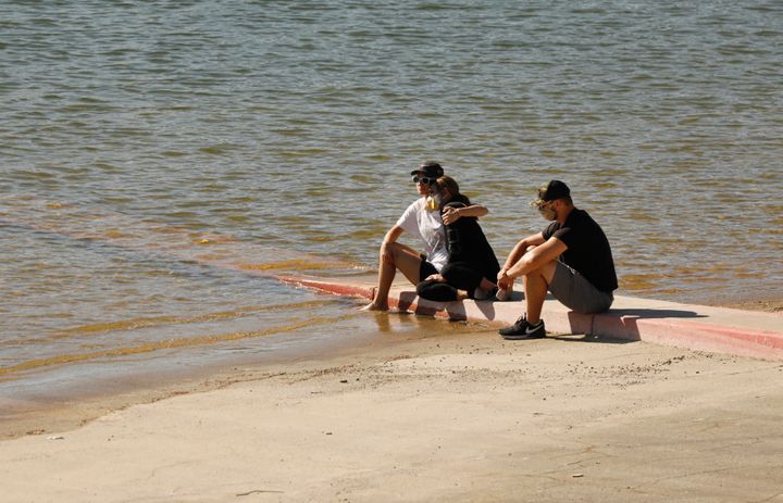 Ηθοποιοί της σειράς "Glee" και φίλοι κρατούν τα χέρια τους μπροστά στην λίμνη Πιρού, καθώς φωνάζουν "Πείτε το όνομά της - Νάγια". Το άψυχο σώμα της Νάγια Ριβέρα βρέθηκε μετά από έξι μέρες αναζήτησης των αρχών. 