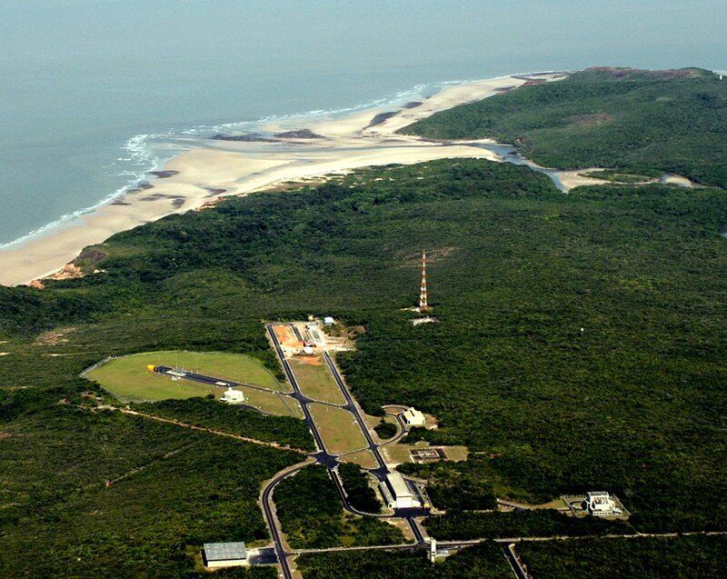 Centro de lançamento visto do alto: próximo à praia de Alcântara, sem moradias por