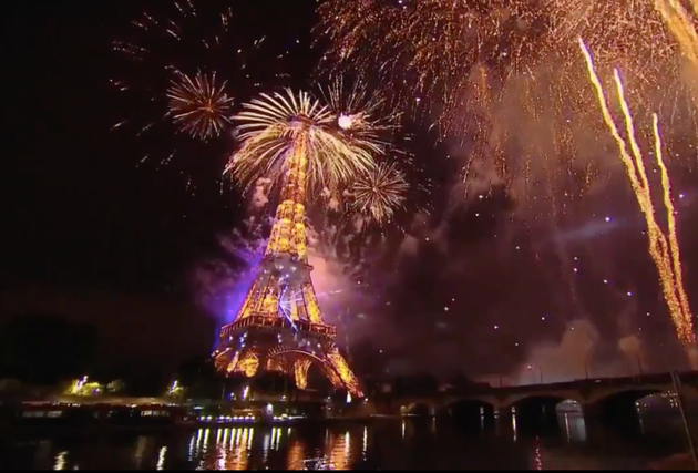 Le Feu D Artifice Du 14 Juillet A Paris Meme Sans Public A Attire Du Monde Le Huffpost