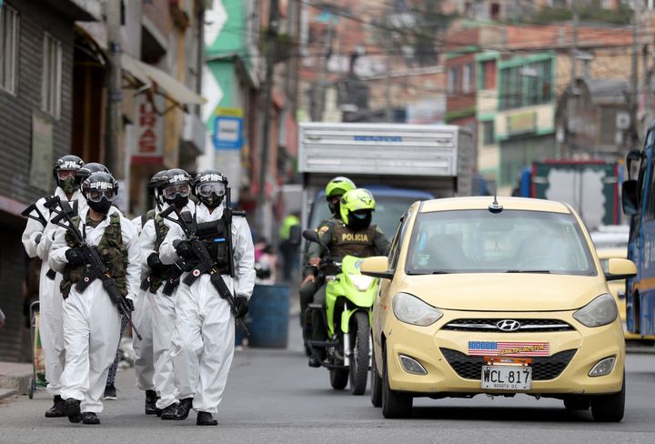 Νέα εξάρτηση για τους στρατιώτες στην Κολομβία που έχουν αναλάβει τους ελέγχους για την τήρηση των μέτρων για την πανδημία στην Μπογκοτά. 