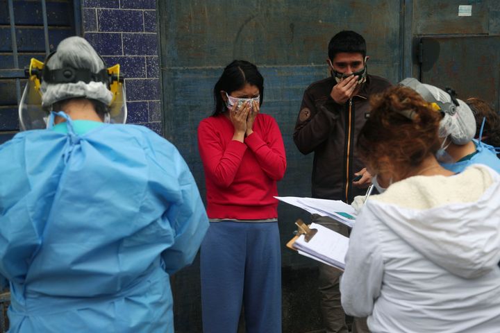 Περιμένοντας να ακούσουν τα αποτελέσματα του τεστ σε μια γειτονιά στη Λίμα του Περού. 