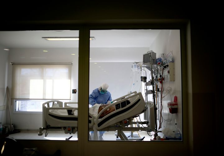 Ασθενής με κορονοϊό σε νοσοκομείο του Μπουένος Άιρες, στην Αργεντινή. 