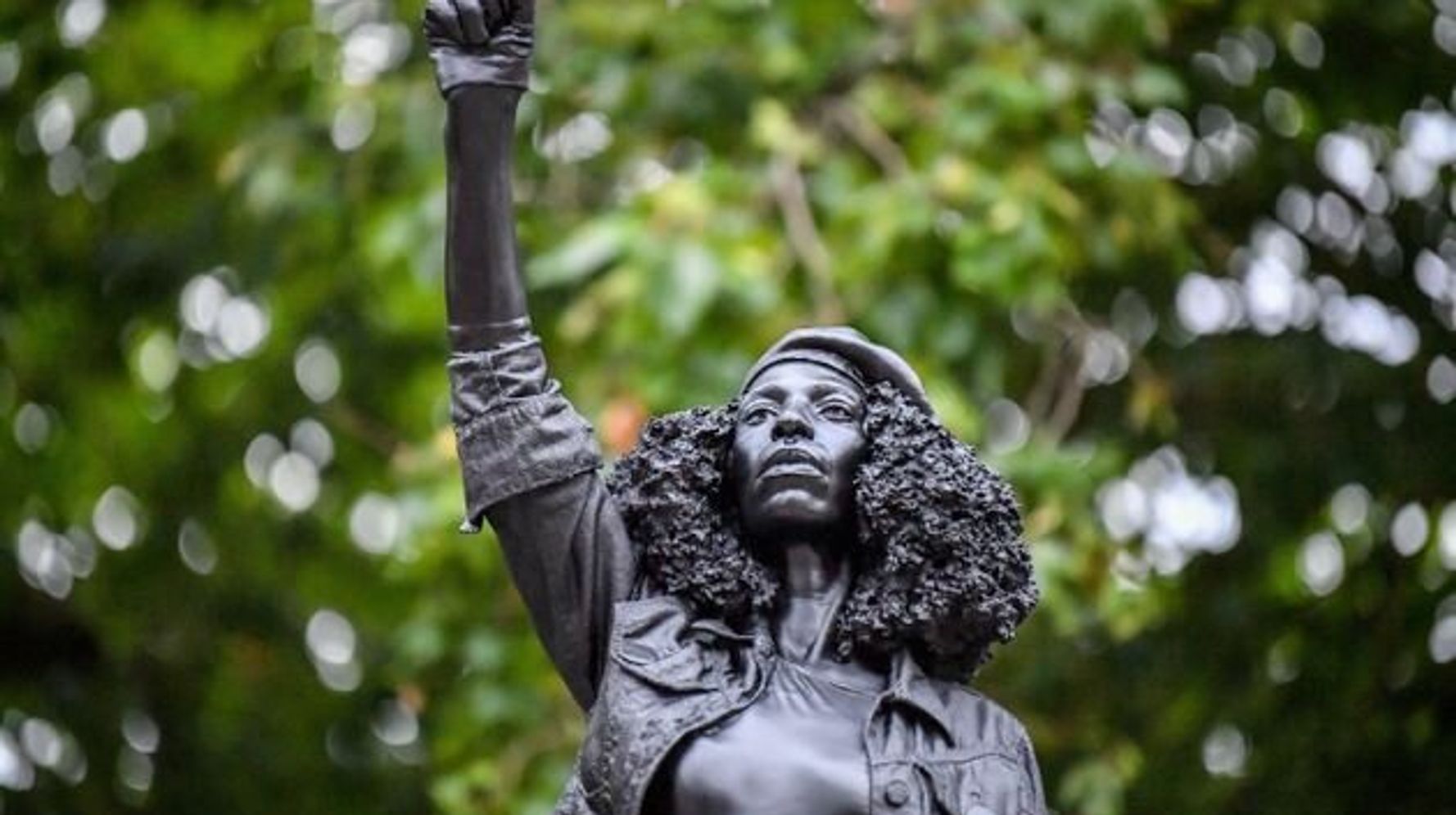 倒された奴隷商人の銅像跡に デモに参加した黒人女性の彫刻が置かれる ハフポスト