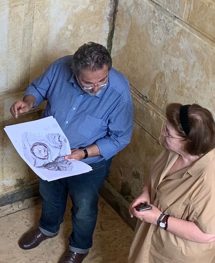 Η υπουργός Πολιτισμού, Λίνα Μενδώνη με τον δρ. αρχιτέκτονα μηχανικό της διεύθυνσης Αναστήλωσης Αρχαίων Μνημείων του υπουργείου Πολιτισμού, Μιχάλη Λεφαντζή στο μνημείο της Αμφίπολης.