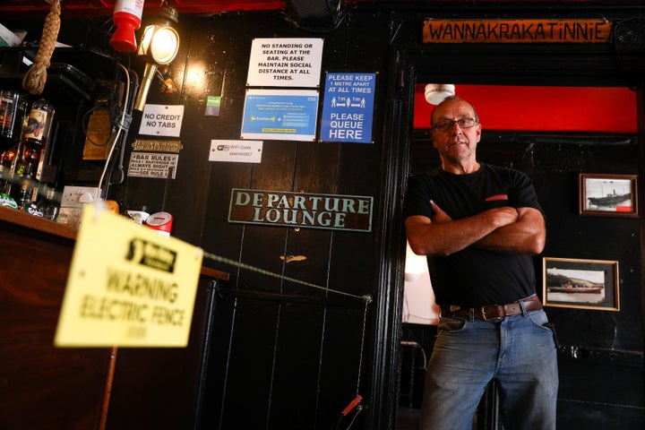 Johnny McFadden, dono do pub Star Inn, em St Just, na Inglaterra, posa para foto ao lado de cerca elétrica instalada para manter distanciamento social no bar 14/07/2020 REUTERS/Tom Nicholson
