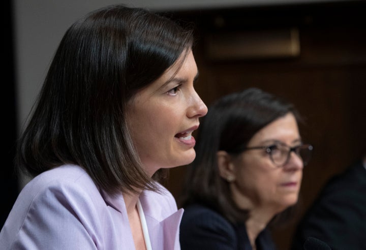 La vice-première ministre et ministre de la Sécurité publique du Québec, Geneviève Guilbault, à gauche, et l'ancienne ministre de la Santé du Québec, Danielle McCann, ont présenté un plan d’action COVID-19 accompagné d’une enveloppe de 31 millions pour soutenir les personnes souffrant de problèmes de santé mentale, le mercredi 6 mai 2020 à l’Assemblée législative de Québec. 