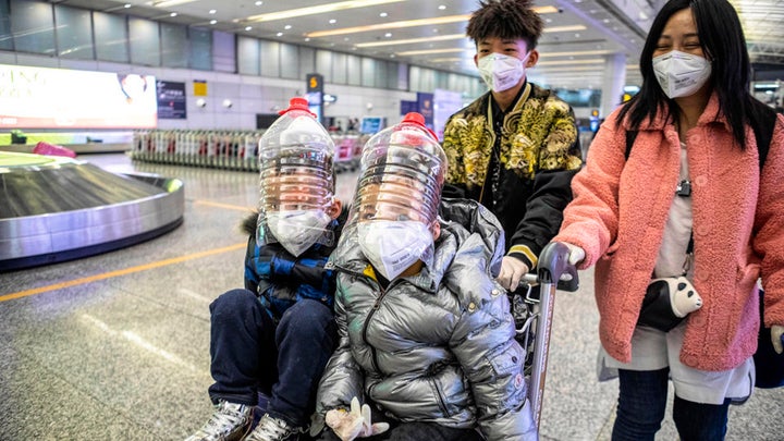 Protección llevada al extremo: mascarillas y hasta botellas