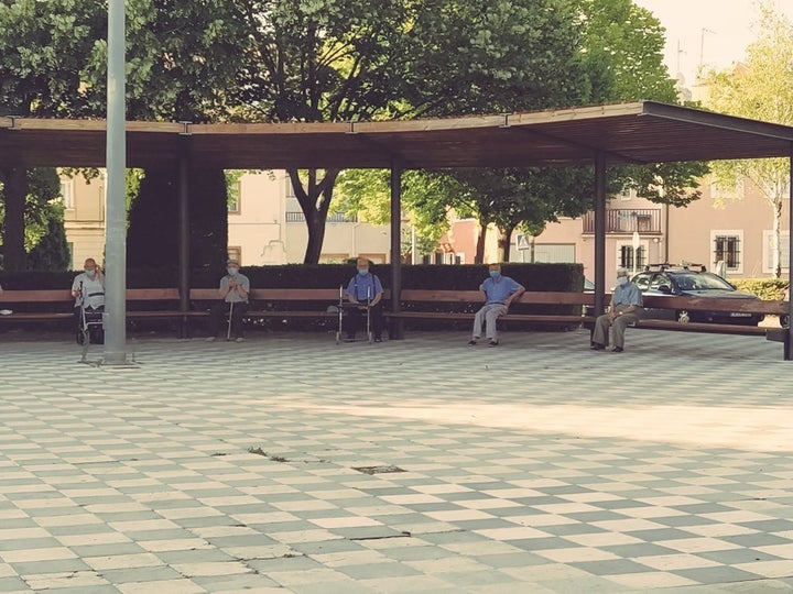 Idosos dão exemplo de distanciamento social em uma praça na Espanha