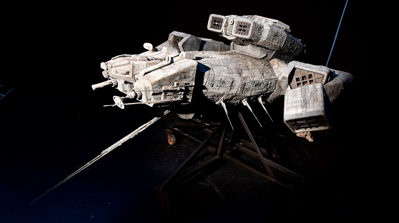 Το διαστημόπλοιο Νοστρόμο από την ταινία Άλιεν - τιμή 300 με 500.000 δολάρια (263 με 440.000 ευρώ).