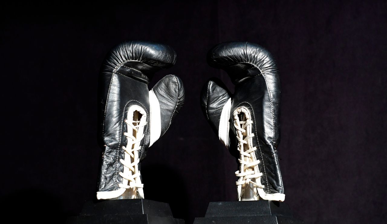 Τα γάντια που φορούσε ο Σιλβέστερ Σταλόνε στην ταινία Ρόκι - τιμή 12 με 16.000 δολάρια (10 με 14.000 ευρώ).