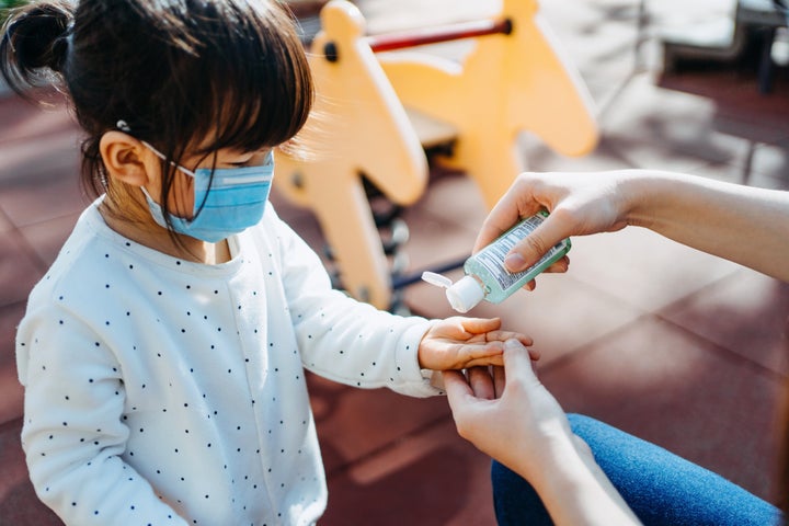 En général, le coronavirus se transmet en respirant les gouttelettes respiratoires qu'une personne infectée a émises, pas en touchant les surfaces où elles se sont déposées.