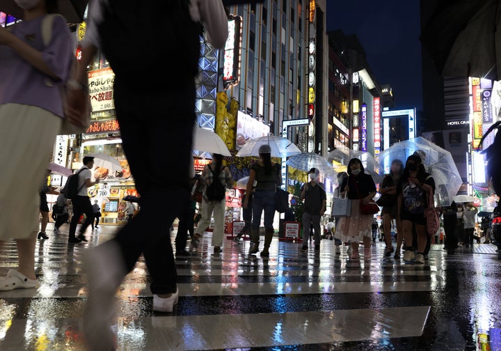 新宿・歌舞伎町を行き交う人たち＝7月9日午後、東京都新宿区