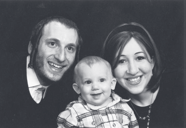 Deborah Feldman con su marido y su hijo Yitzy.
