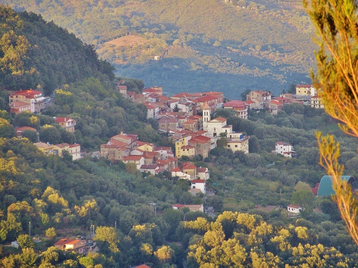 In Questo Borgo Del Cilento La Vacanza Costa 2 Euro Al Giorno Huffpost Italia Life